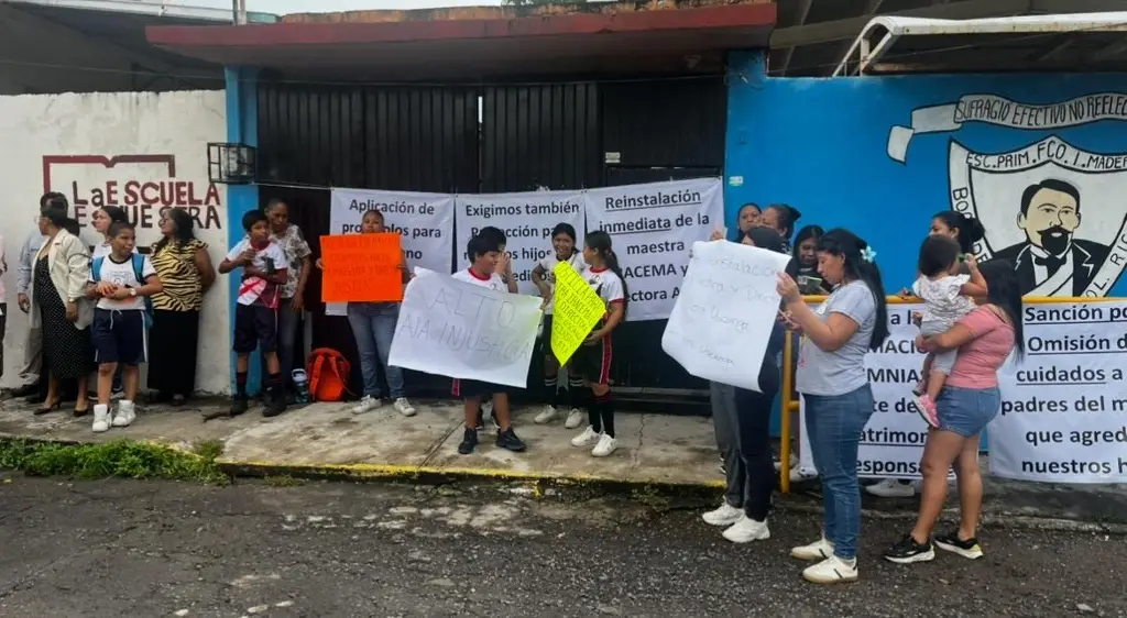 Padres de familia toman la escuela Francisco I Madero en Boca del Río 