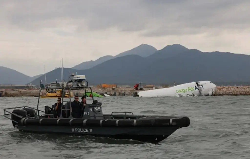 Imagen Cae Boeing 747-481 de carga al aterrizar en Hong Kong ; investigan causas