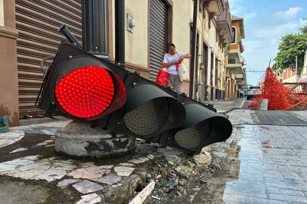 Imagen Cae semáforo en el centro de Veracruz