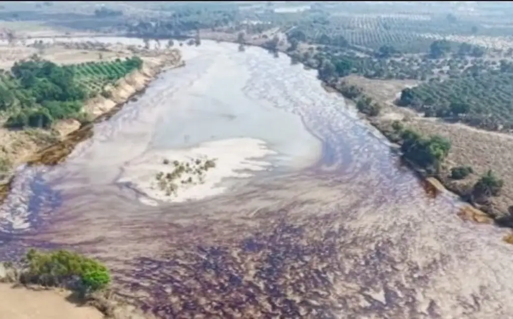 Imagen Reportan fuga de hidrocarburo en río Pantepec tras inundaciones en Veracruz