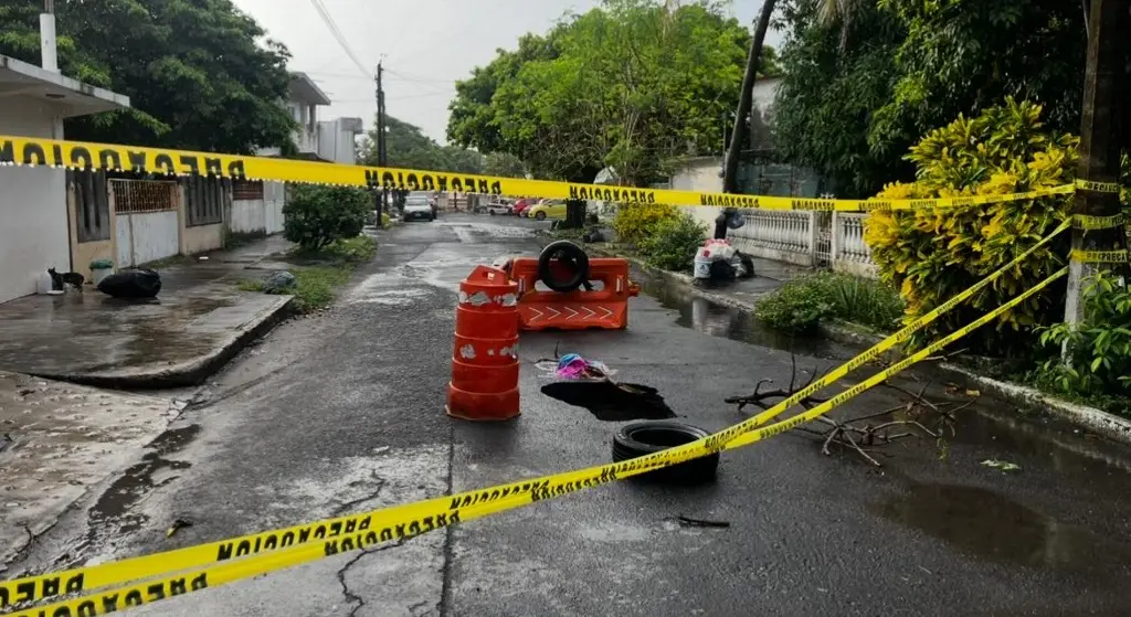 Imagen Cierran calle por un socavón en el Infonavit Buena Vista de Veracruz 