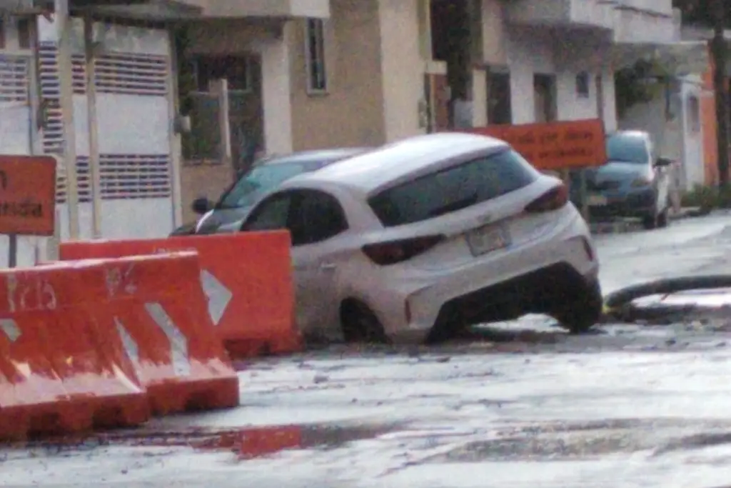 Imagen Auto cae en zona de obras en Boca del Río