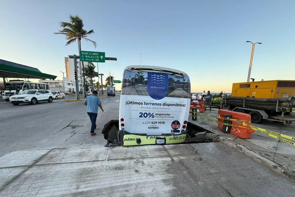 Imagen Camión cae a socavón en el bulevar Manuel Ávila Camacho