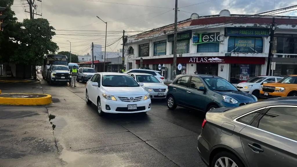 Imagen Caos vial por cierre en bulevar de Veracruz 