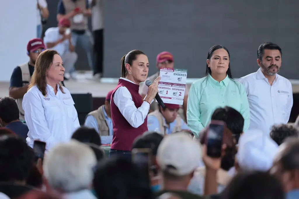 Imagen Sheinbaum visita Poza Rica tras inundaciones; se analizará construcción de muro en Río Cazones