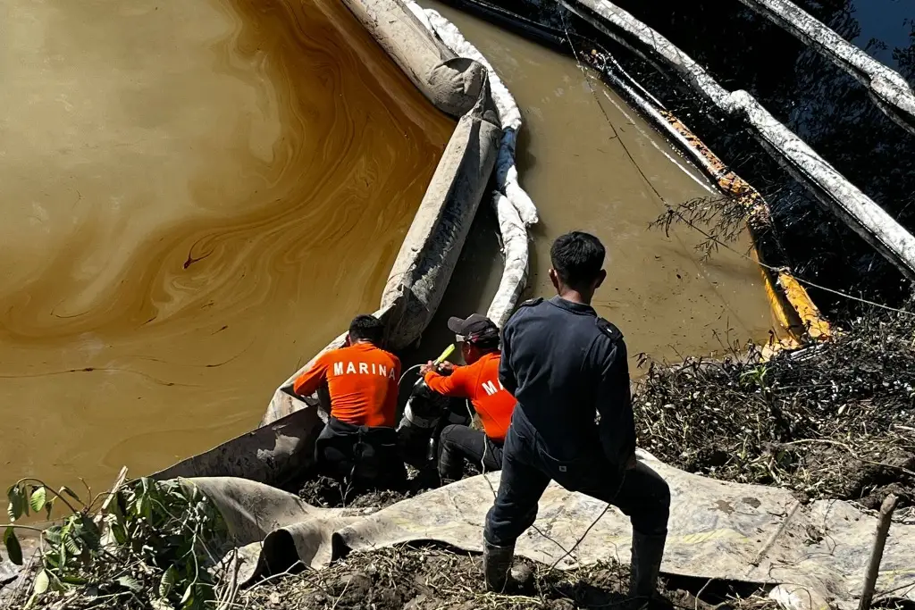 Semar activa plan especial por derrame de petróleo en río al norte de Veracruz 