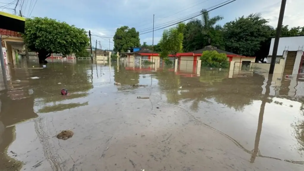 Imagen Analizan construir muro o reubicar a familias que habitan en márgenes del río Cazones