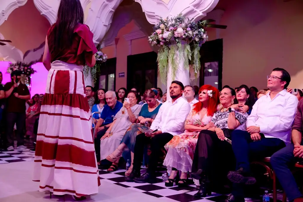 Imagen Hermana de Layda Sansores canta su informe del DIF (+Video)