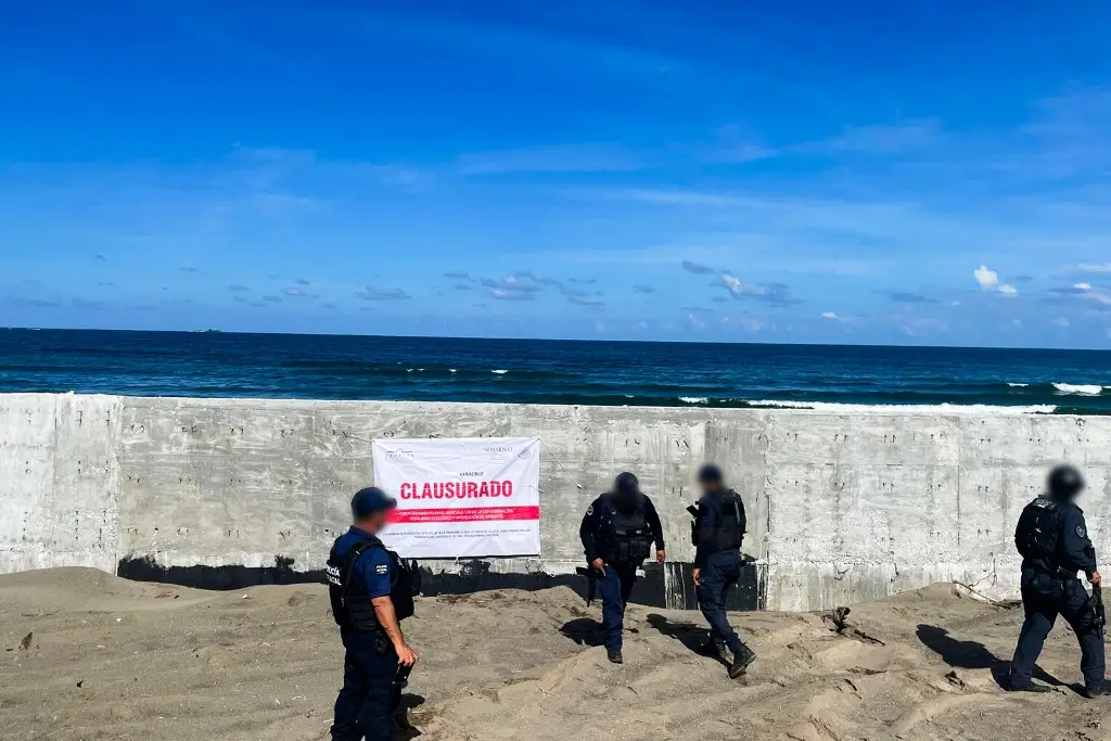Imagen Clausuran obra en playa de Boca del Río que causó polémica en redes sociales