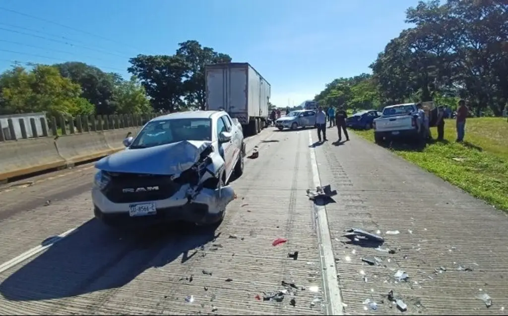 Imagen Se registra aparatosa carambola de 10 carros en autopista de Veracruz