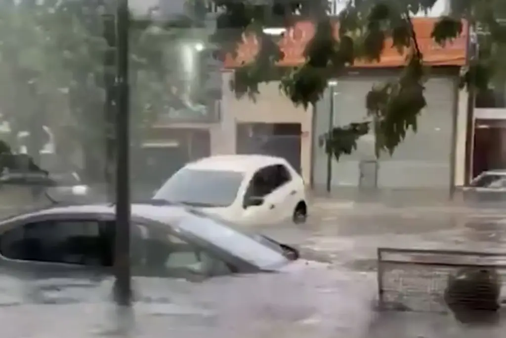 Imagen Inundaciones, evacuados y miles de usuarios sin luz por temporal en Buenos Aires (+Video)