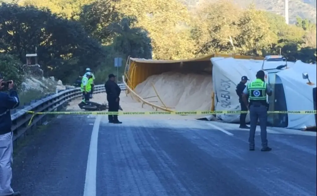 Imagen Camión con arena vuelca y aplasta a motociclistas en carretera de Veracruz; hay un muerto