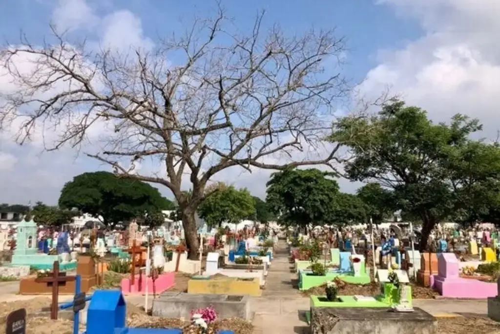 Imagen A esta hora habrá misa y champurrado por Día de Muertos en el cementerio de Veracruz