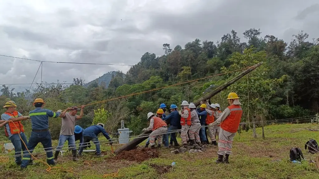 Imagen CFE restablece al 100% servicio eléctrico en estados afectados por lluvias e inundaciones