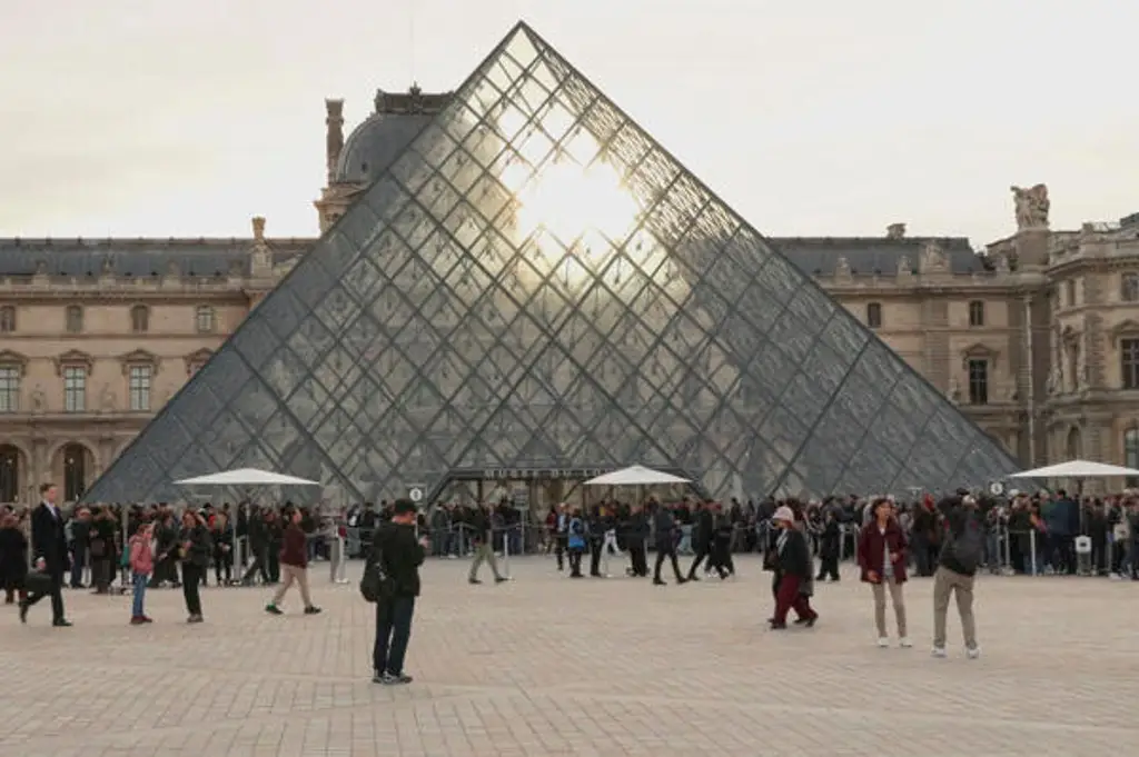 Imagen Detienen a sospechosos de robo de joyas en museo Louvre de Francia