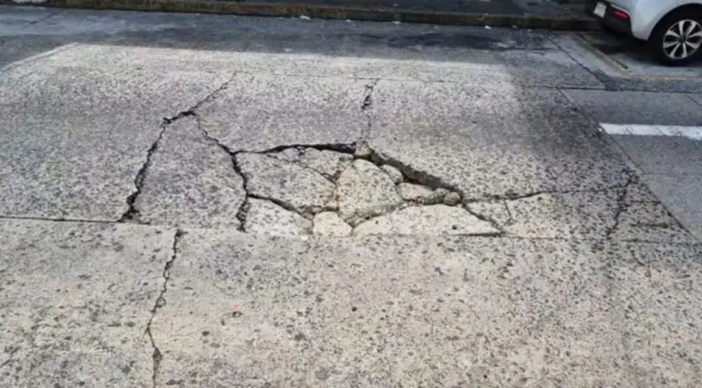 Imagen Vecinos denuncian deterioro de importante calle en centro de Xalapa, Veracruz