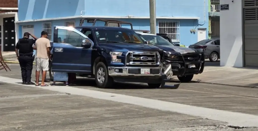 Imagen Chocan camioneta y patrulla de policía en la ciudad de Veracruz; así habría ocurrido