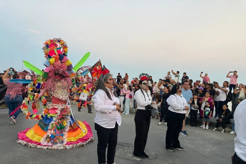 Imagen Con cientos de participantes, realizan Carnaval de Catrinas en Veracruz