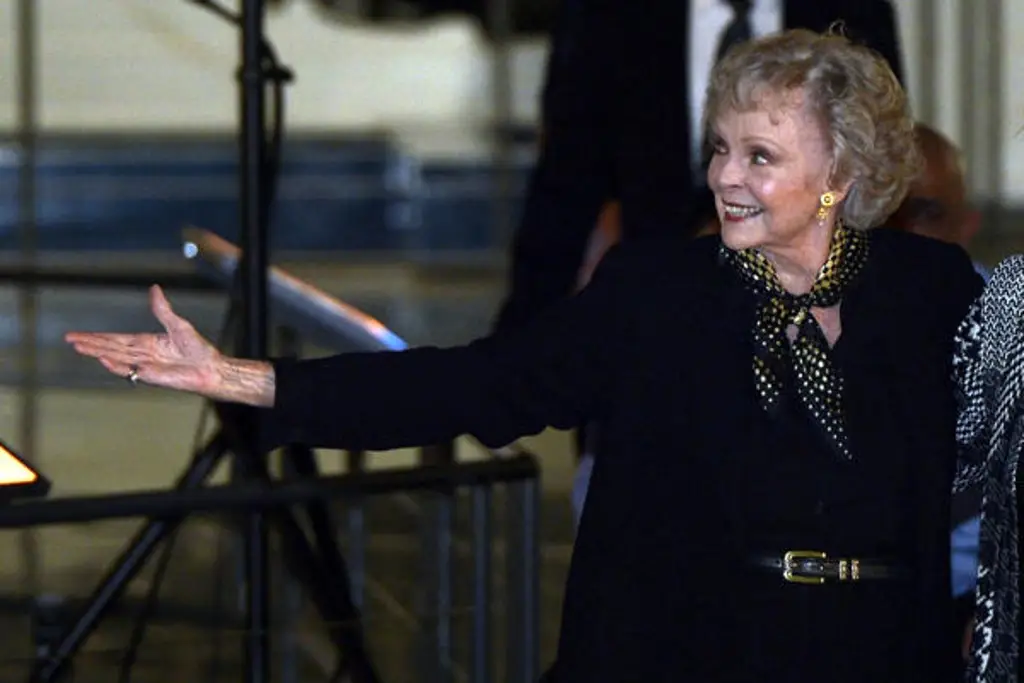 Imagen Muere June Lockhart a los 100 años; fue actriz de la serie 'Perdidos en el espacio'