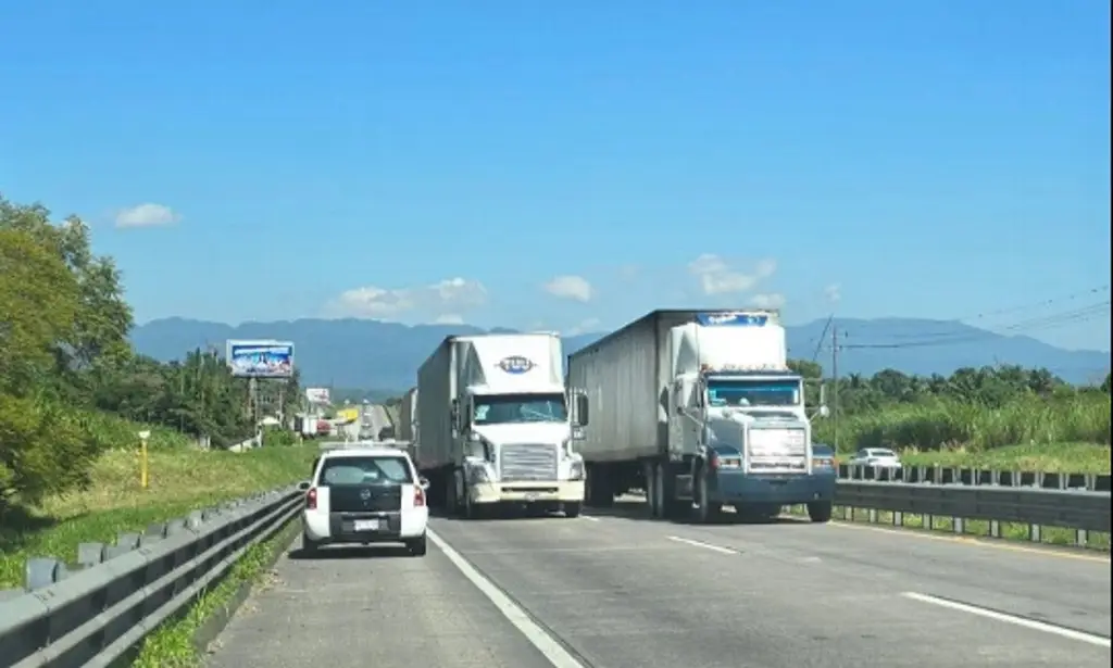 Imagen Inicia paro camionero de HAMOTAC en Veracruz contra casetas; checa en qué carreteras