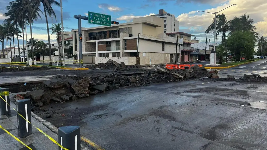 Imagen SIOP repara socavón en bulevar de Veracruz