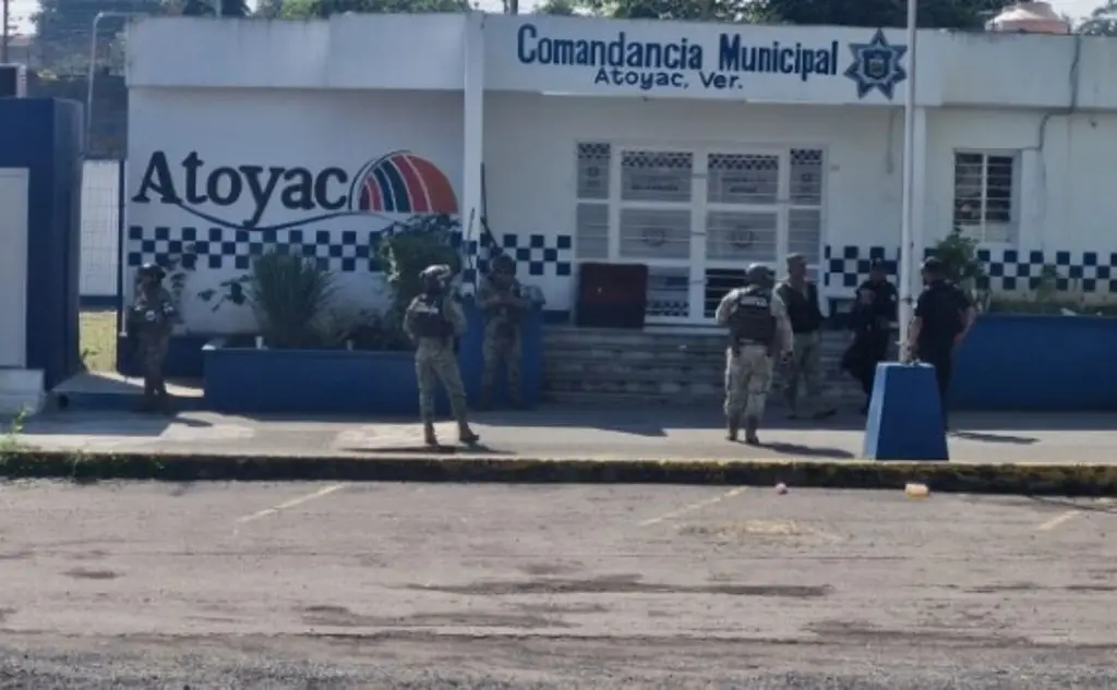Imagen Desmantelan Policía Municipal de Atoyac, Veracruz; trasladan a varios elementos a Xalapa