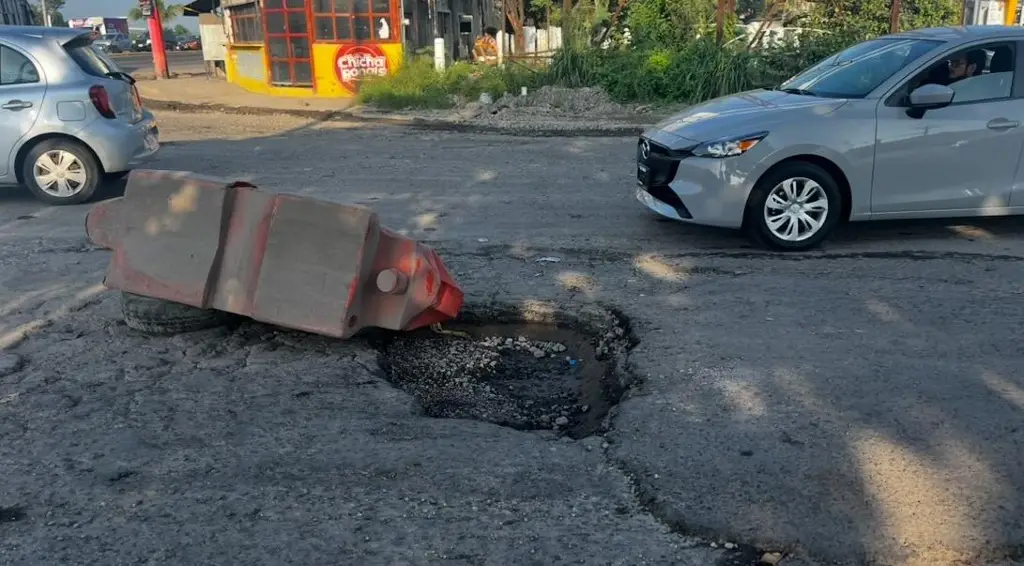Imagen Se quejan por mal estado de la carretera en la zona de la Central de Abastos en Veracruz