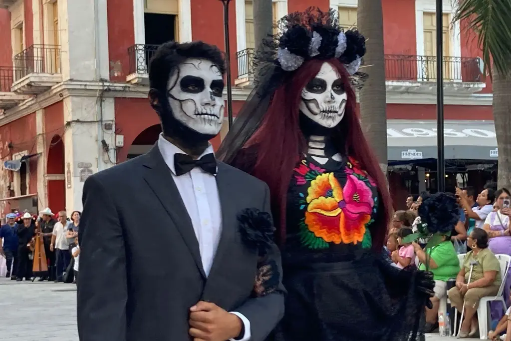Imagen Tradición y moda, pasarela de catrinas cautiva Centro Histórico de Veracruz