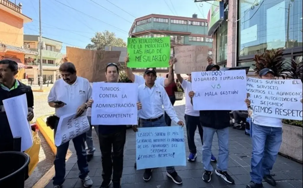 Imagen Protestan empleados de Correos de México. Esto exigen