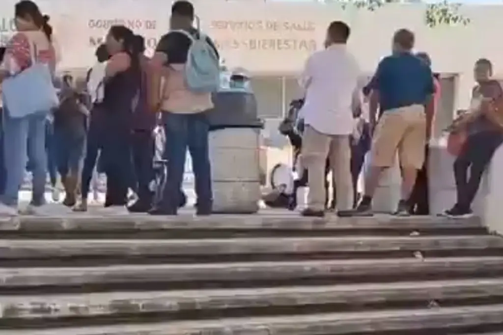 Imagen Padres hacen fila más de 24 horas por una vacuna para sus hijos (+Video)