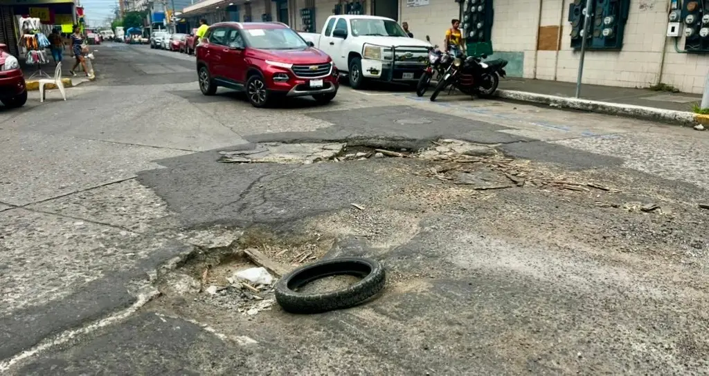 Imagen Se quejan por mega baches en la zona de mercados en Veracruz