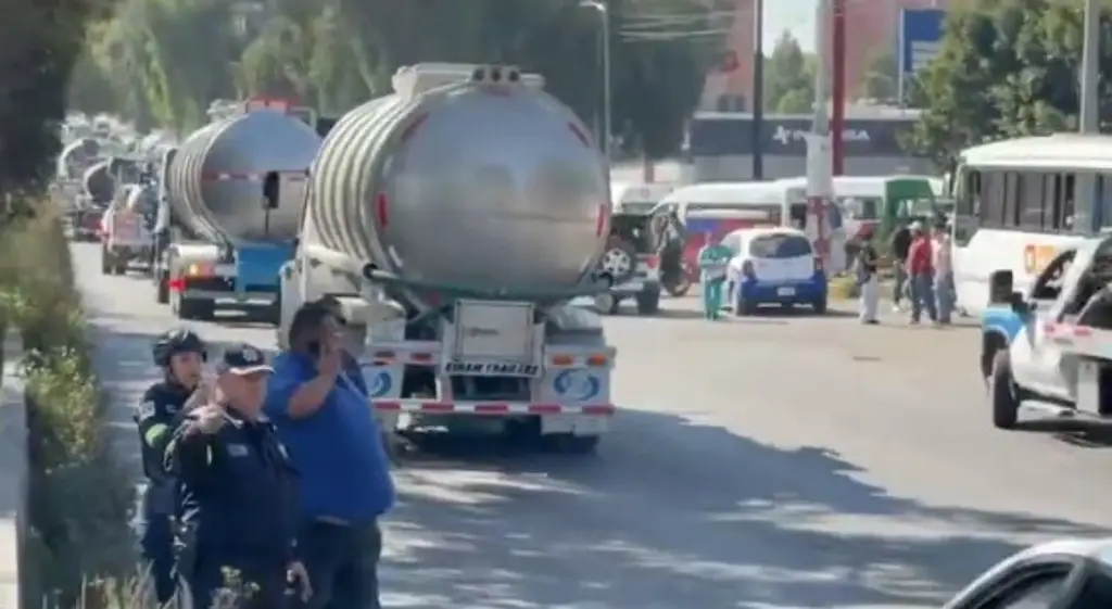 Imagen Megamarcha de transportistas se dirige a Palacio Nacional