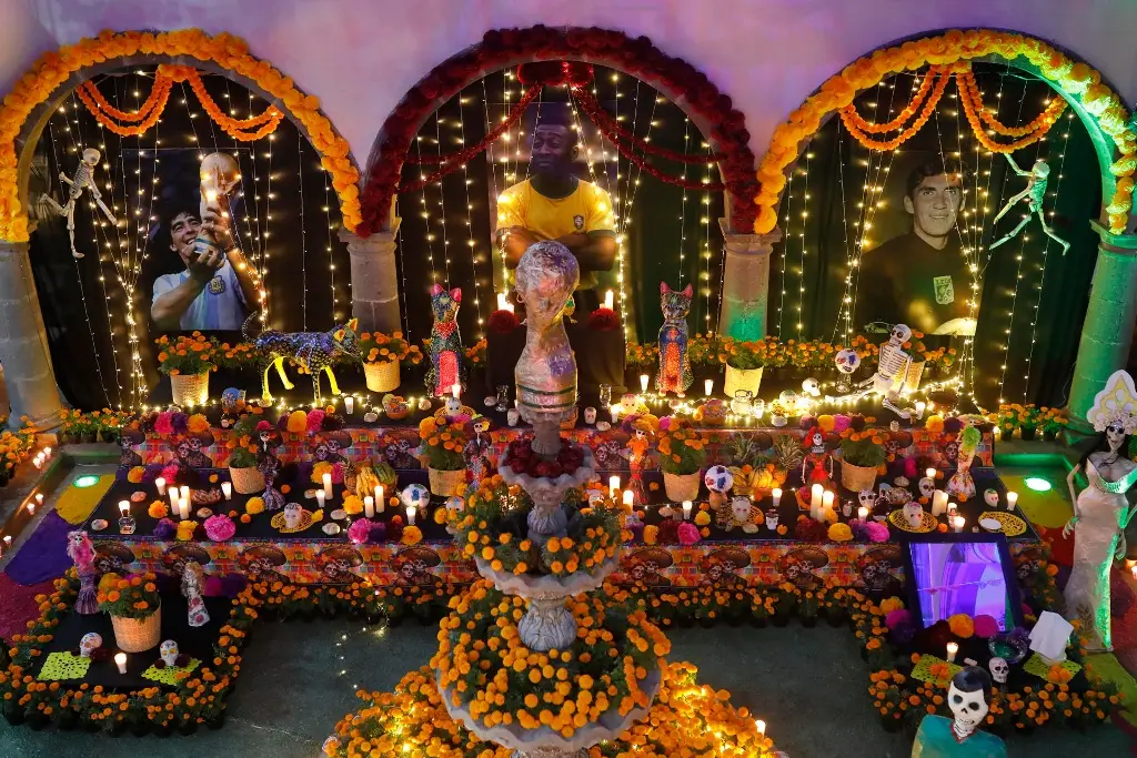 Altar de muertos en Jalisco recuerda a los astros del fútbol ‘Pelé’ y Maradona