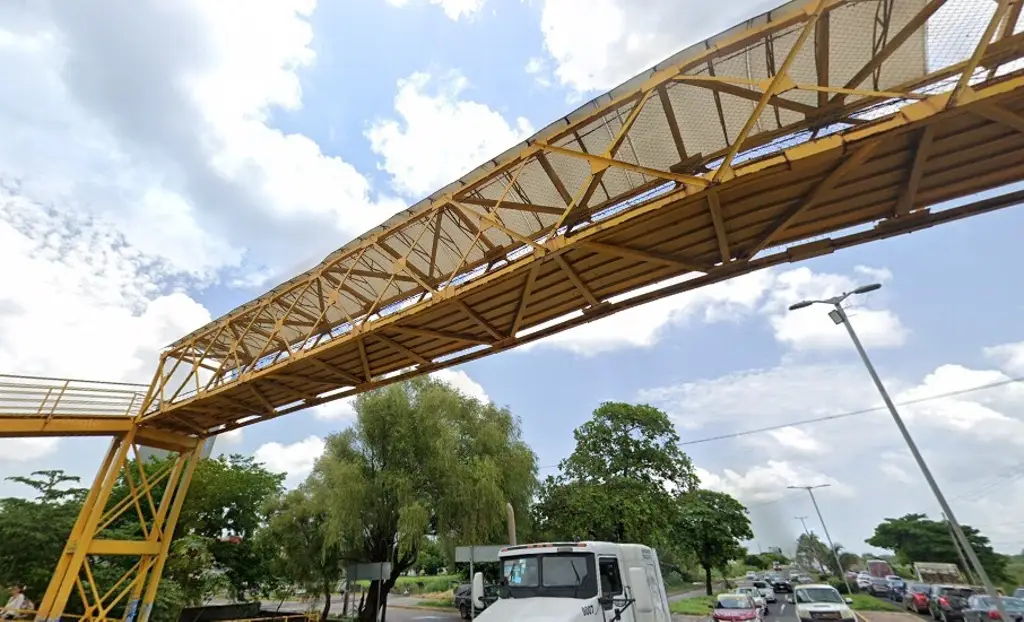 Imagen Reportan daño de estructura del puente peatonal de Geo Villas del Puerto, en Veracruz