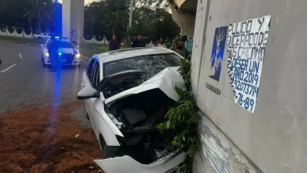 Imagen Quedan atrapados en su auto tras chocar en La Boticaria, esta mañana en Veracruz (Video)