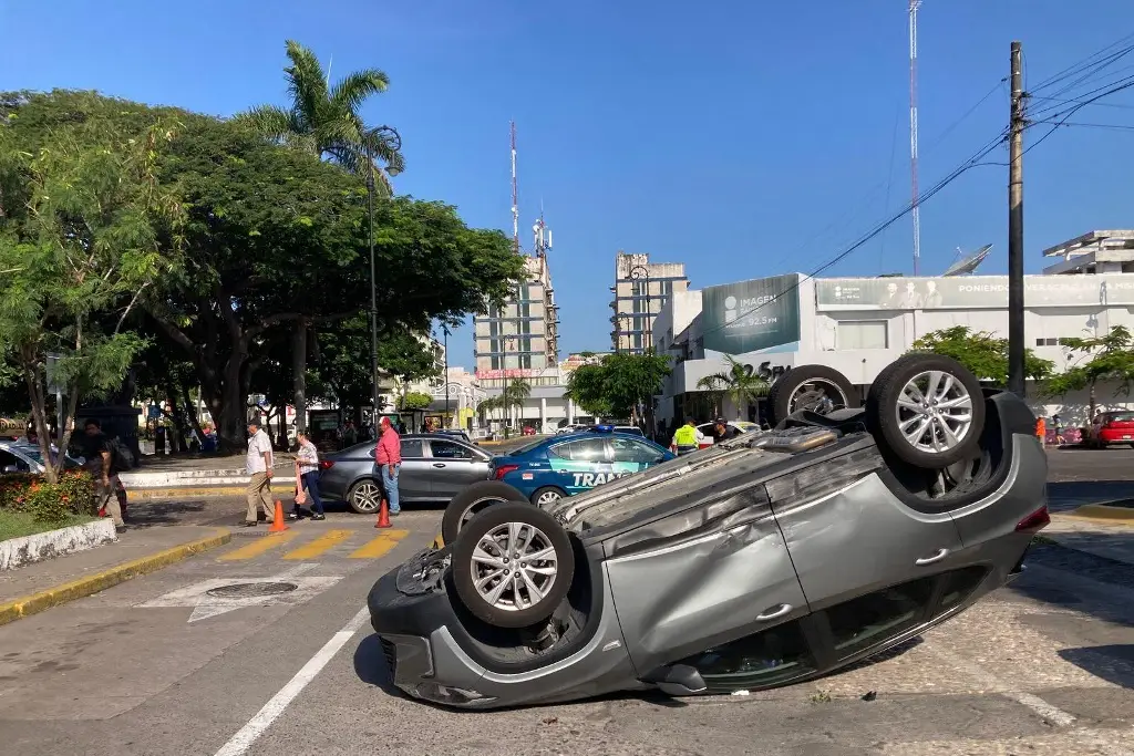 Imagen Queda llantas arriba en pleno centro de Veracruz 