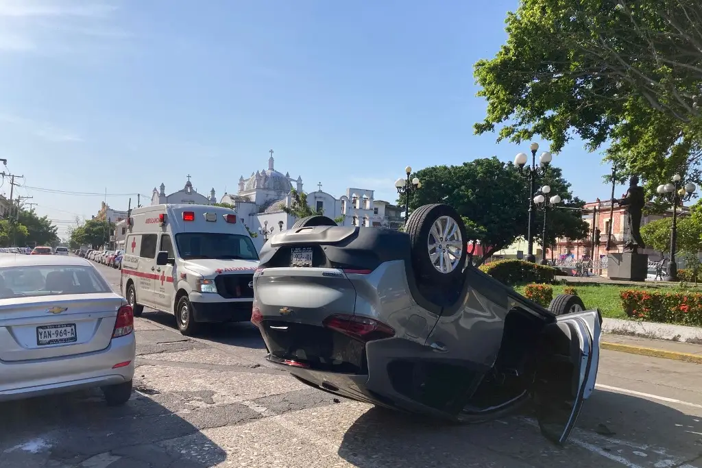 Identifican a joven cuyo auto volcó en centro de Veracruz 