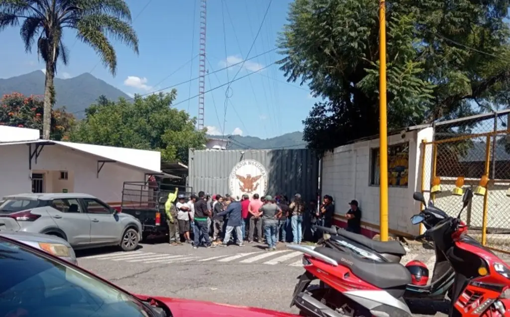 Imagen Artesanos protestan ante Guardia Nacional en Huiloapan, Veracruz; esto exigen 
