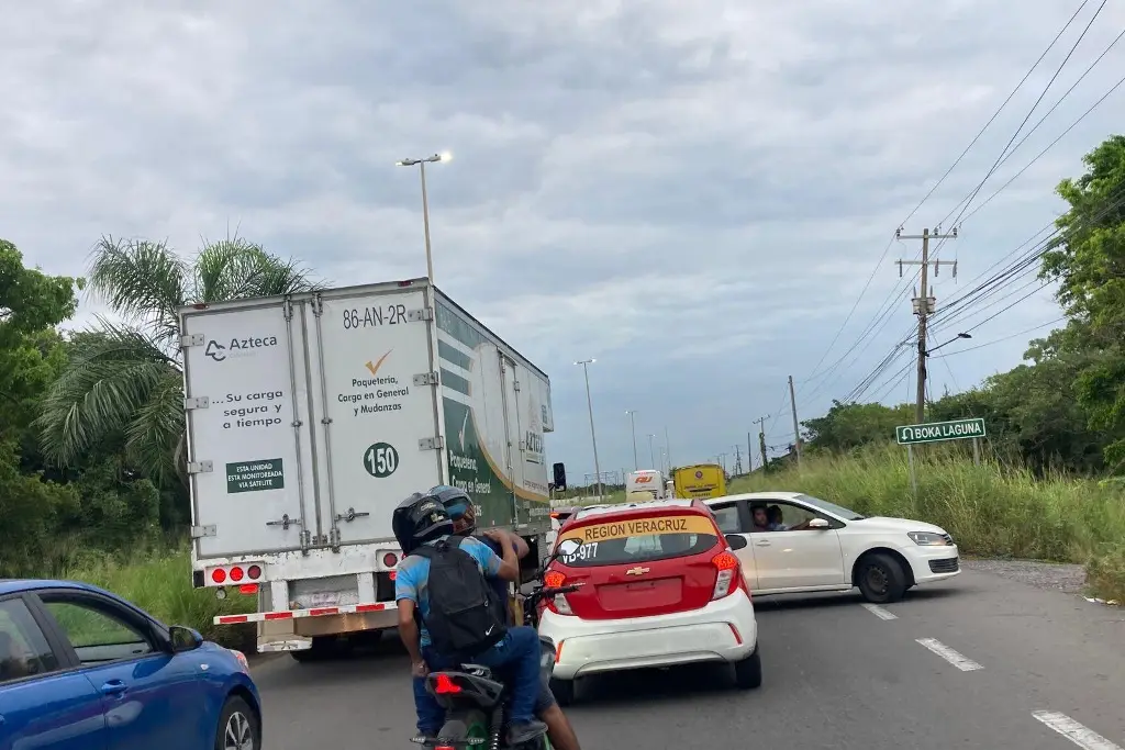 Imagen Vecinos bloquean carretera de Boca del Río a Paso del Toro; esto exigen 