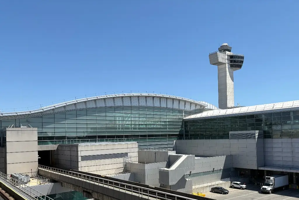 Imagen Aeropuertos de Nueva York suspenden vuelos temporalmente por cierre de Gobierno
