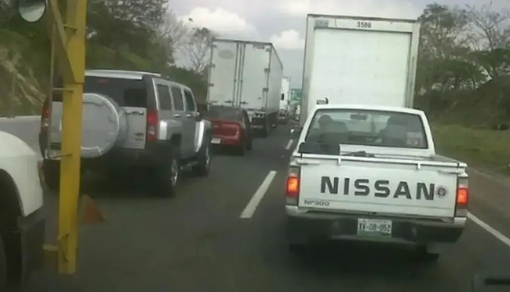Imagen Hay cierre parcial de circulación en autopista de Veracruz; a esto se debe