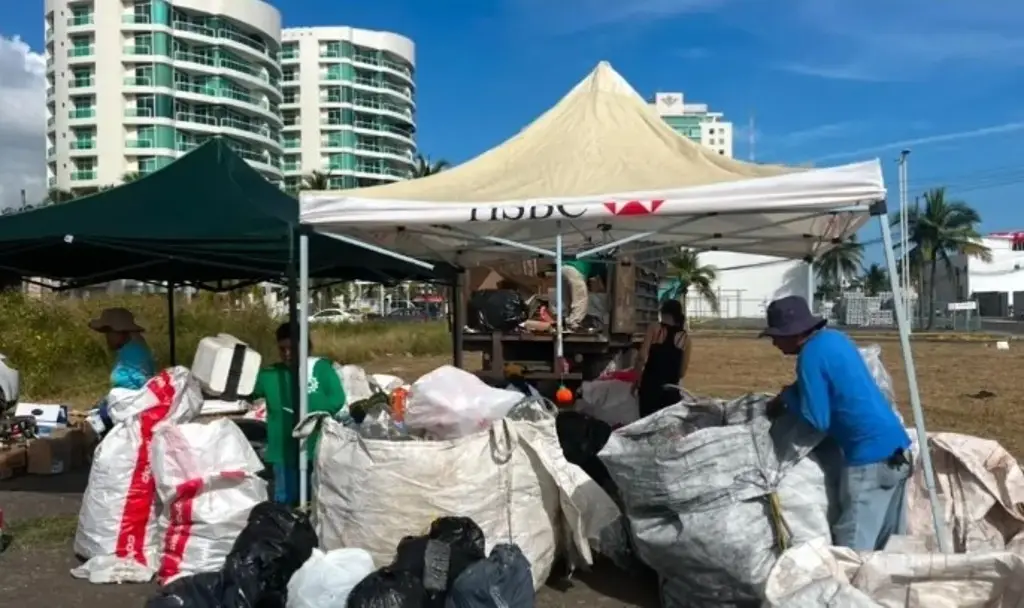 Imagen Festividad del Día de Muertos no frena el reciclaje; reciben 26 materiales en Boca del Río 