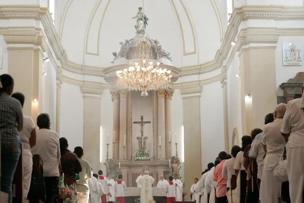 Imagen Instalan urna en la Catedral de Veracruz para colocar nombres de los fieles difuntos 