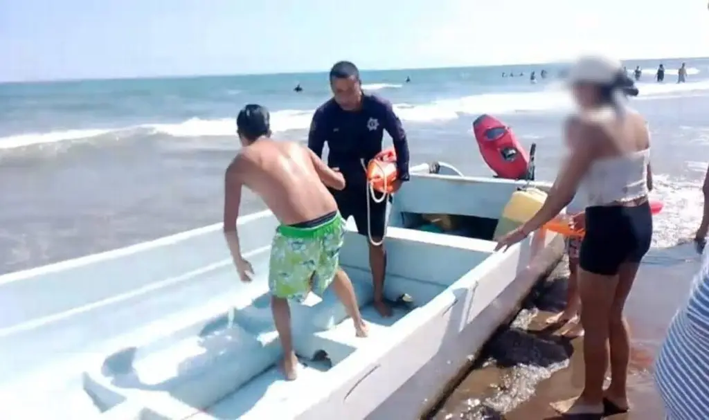 Salvan a una persona de morir ahogada en playa de Chachalacas, Veracruz