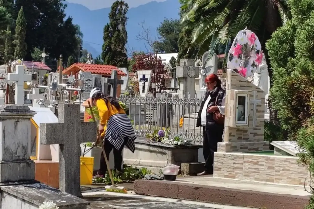 Imagen Miles visitan los panteones de la región de las Altas Montañas para honrar a sus fieles difuntos