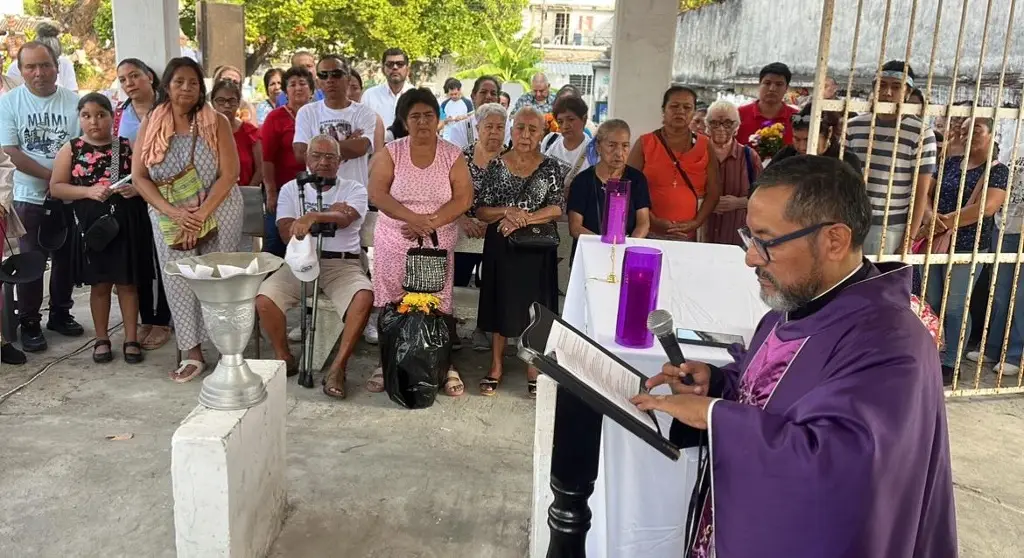 Imagen Realizan misa por Día de Muertos en panteón de Boca del Río 