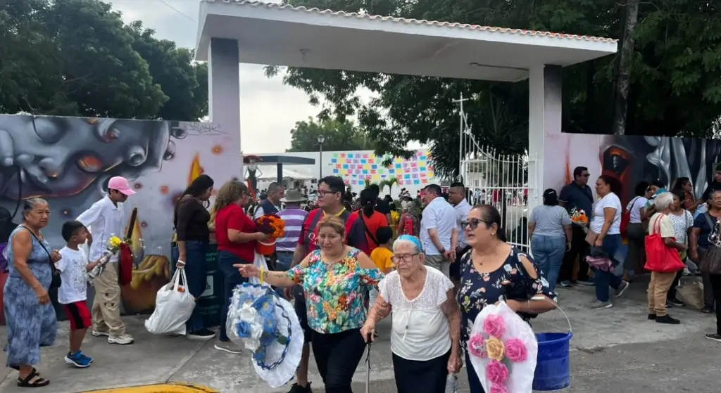 Imagen Panteón Municipal de Veracruz lució abarrotado este día de muertos