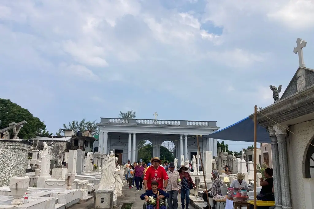 Imagen Jóvenes son los que menos acuden al Cementerio en Día de Muertos en Veracruz  