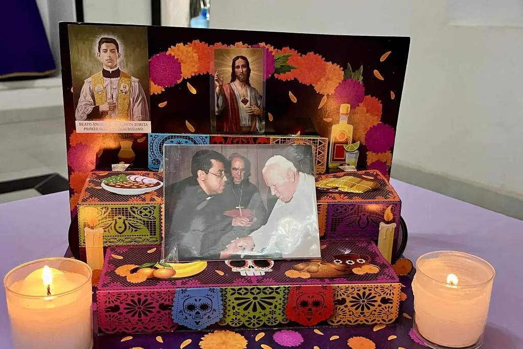 Imagen Dedican altar de muertos al 'padre Víctor' en Veracruz