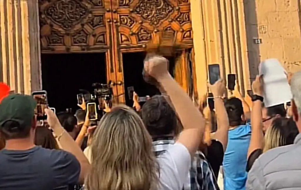 Imagen Por asesinato de Carlos Manzo, manifestantes irrumpen en palacio de Gobierno de Michoacán